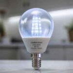 Żarówka LED Castorama z przezroczystą bańką stojąca na jasnym blacieાલ